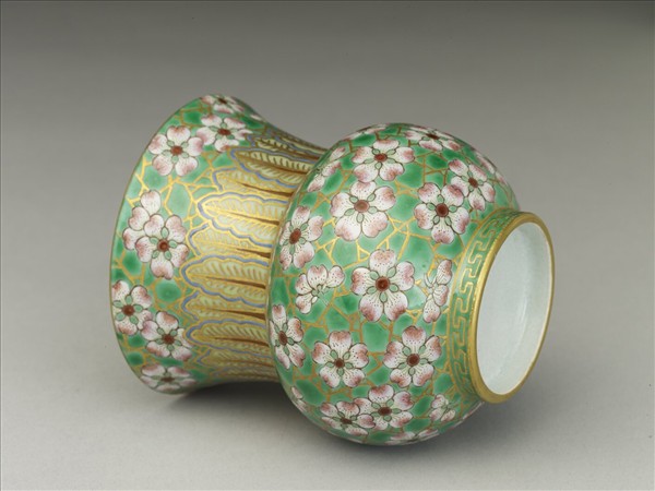 綠地粉彩梅花紋渣斗