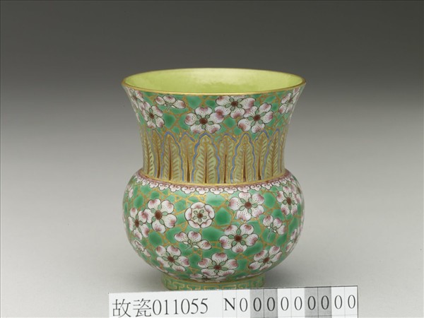 綠地粉彩梅花紋渣斗