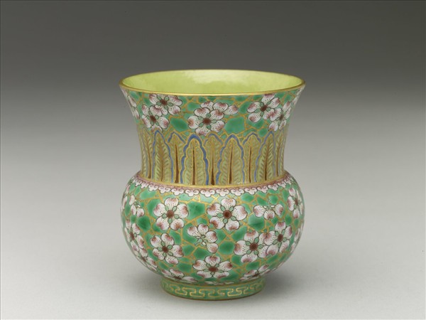 綠地粉彩梅花紋渣斗