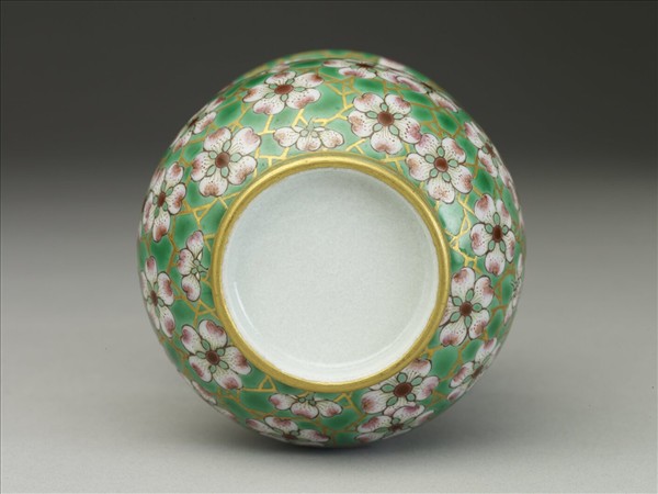 綠地粉彩梅花紋渣斗