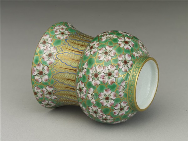 綠地粉彩梅花紋渣斗