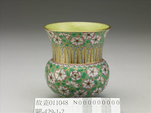 綠地粉彩梅花紋渣斗