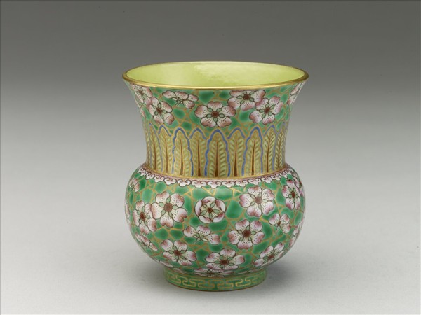 綠地粉彩梅花紋渣斗