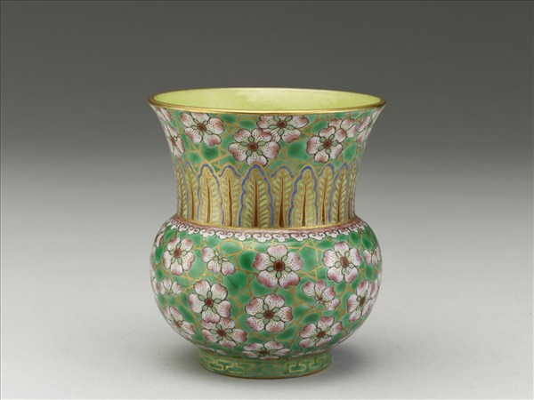 綠地粉彩梅花紋渣斗