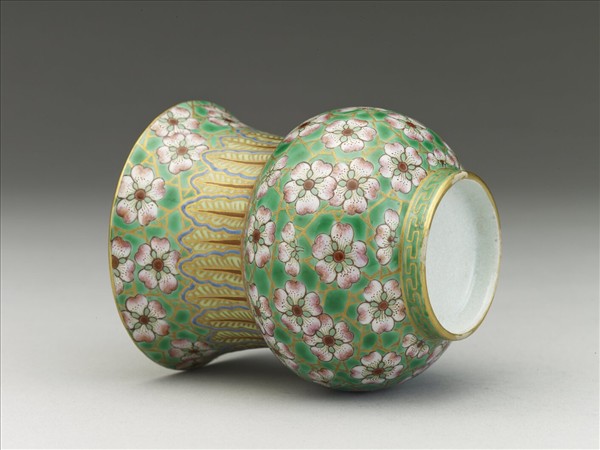 綠地粉彩梅花紋渣斗