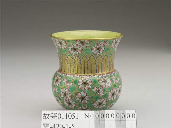 綠地粉彩梅花紋渣斗