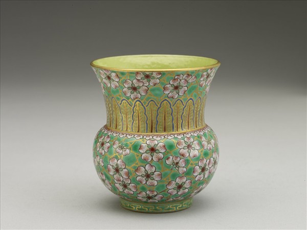 綠地粉彩梅花紋渣斗