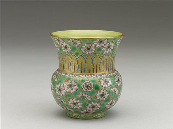 綠地粉彩梅花紋渣斗
