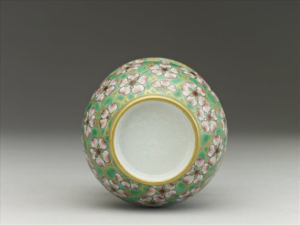 綠地粉彩梅花紋渣斗