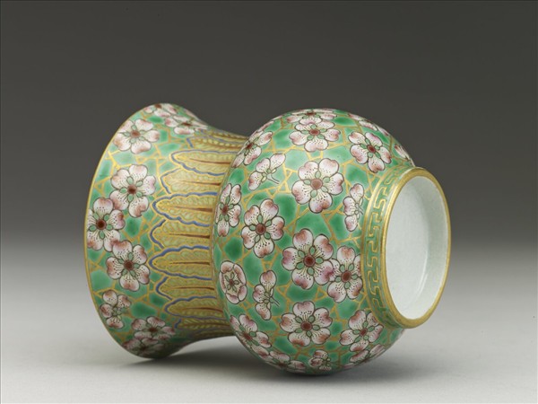 綠地粉彩梅花紋渣斗