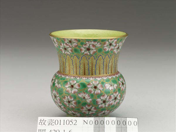 綠地粉彩梅花紋渣斗