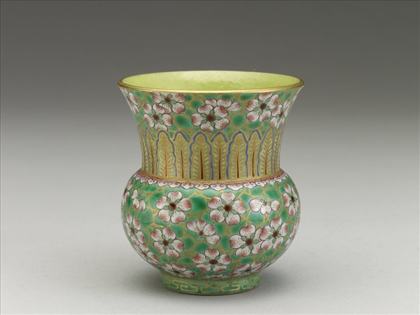 綠地粉彩梅花紋渣斗