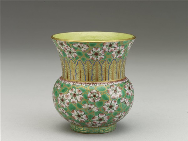 綠地粉彩梅花紋渣斗