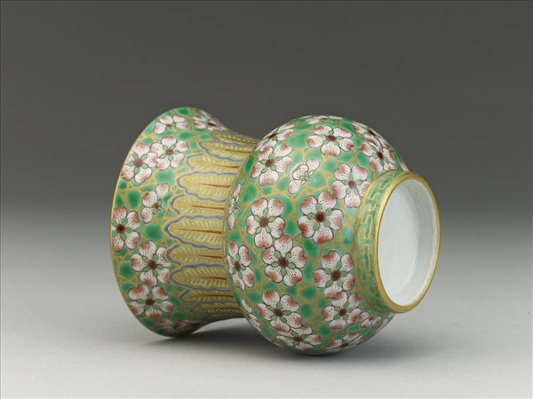 綠地粉彩梅花紋渣斗