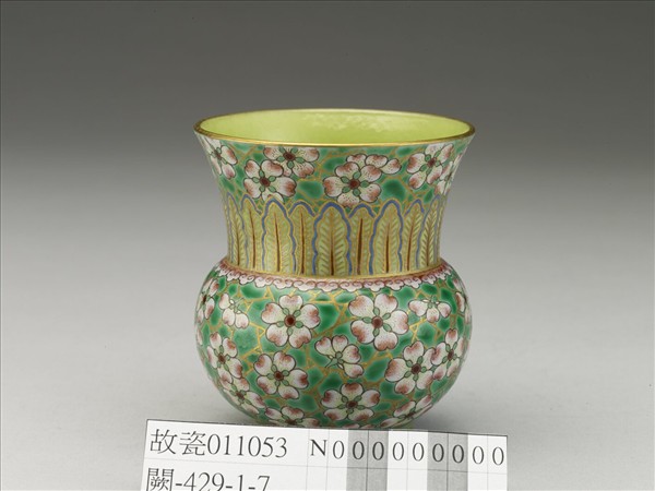 綠地粉彩梅花紋渣斗