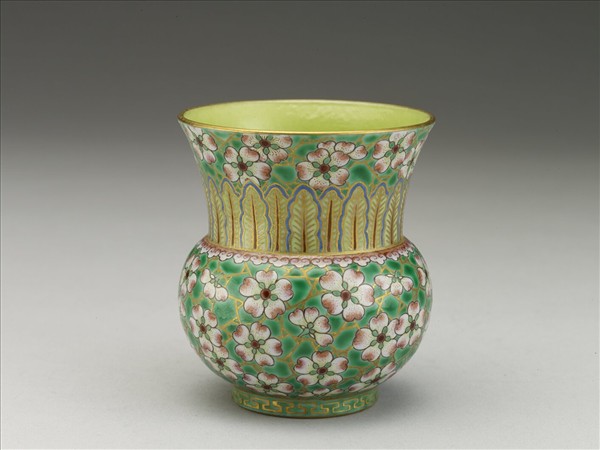 綠地粉彩梅花紋渣斗