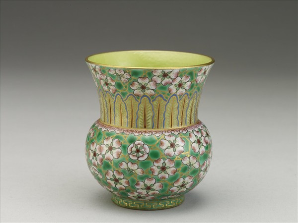 綠地粉彩梅花紋渣斗