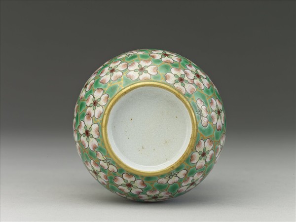 綠地粉彩梅花紋渣斗