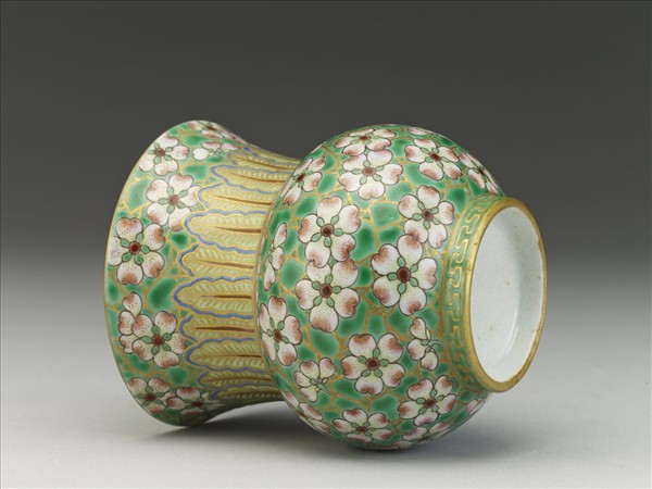 綠地粉彩梅花紋渣斗