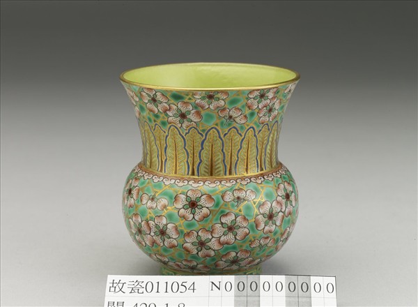 綠地粉彩梅花紋渣斗