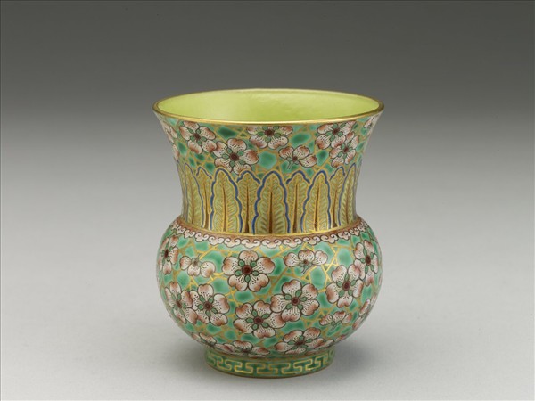 綠地粉彩梅花紋渣斗