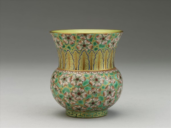 綠地粉彩梅花紋渣斗