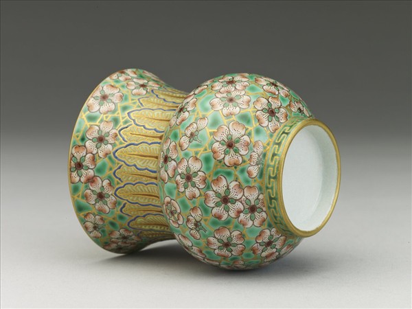 綠地粉彩梅花紋渣斗