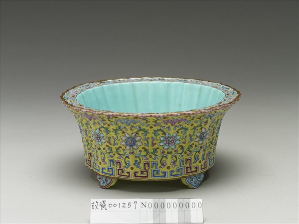 粉彩蓮瓣式花盆