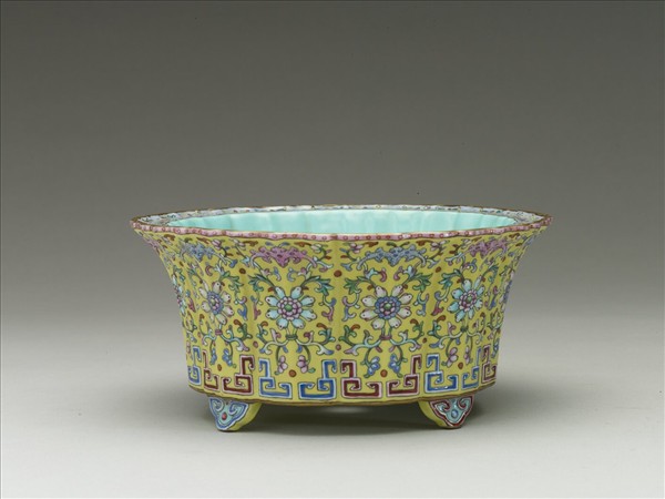 粉彩蓮瓣式花盆