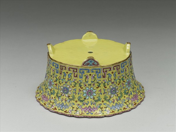 粉彩蓮瓣式花盆