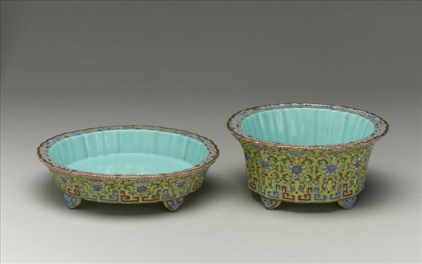 粉彩蓮瓣式花盆