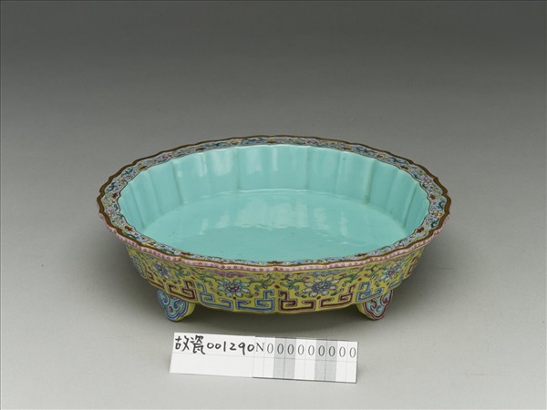 粉彩蓮瓣式盆托