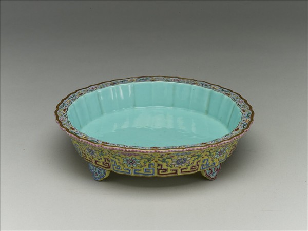 粉彩蓮瓣式盆托