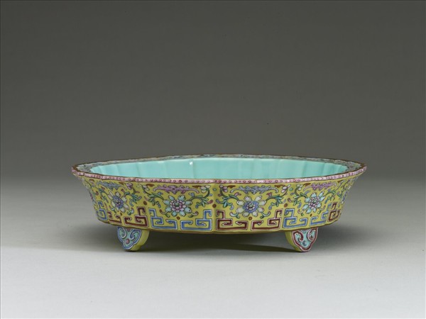 粉彩蓮瓣式盆托