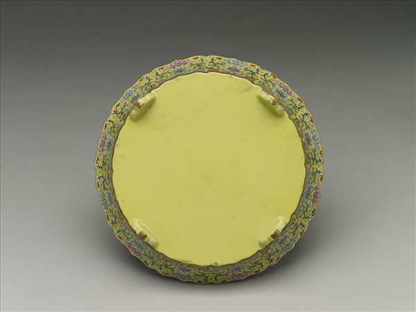 粉彩蓮瓣式盆托