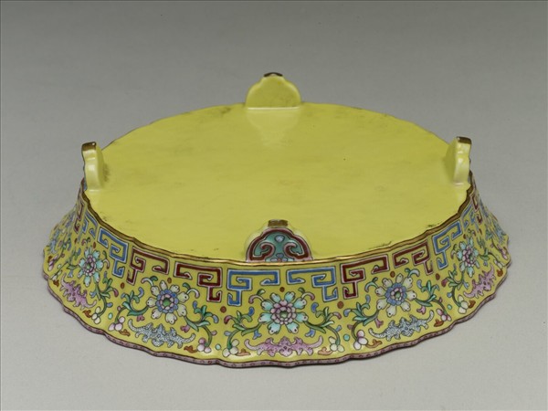 粉彩蓮瓣式盆托