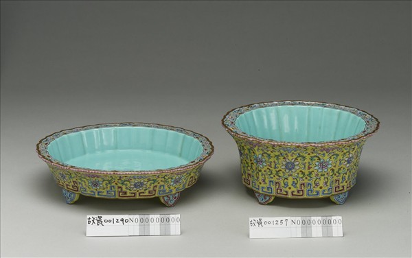 粉彩蓮瓣式盆托