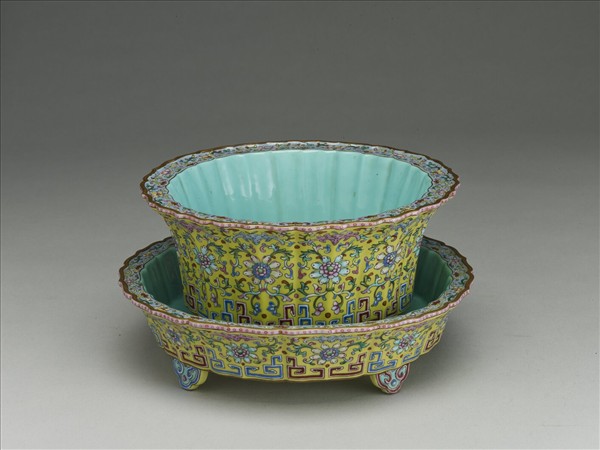 粉彩蓮瓣式盆托