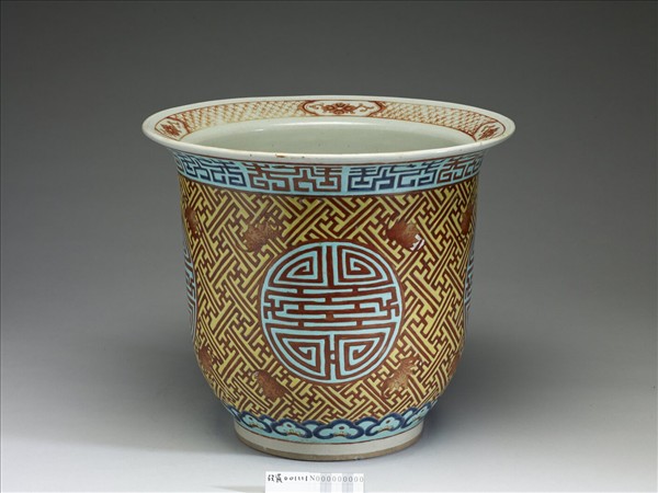 粉彩黃地福壽紋盆