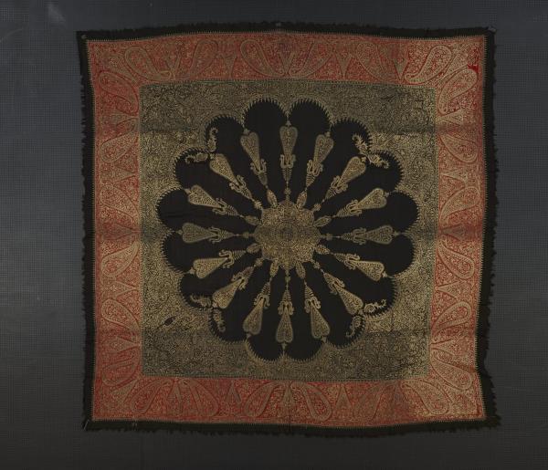 印度 黑地團窠草履蟲紋刺繡披巾