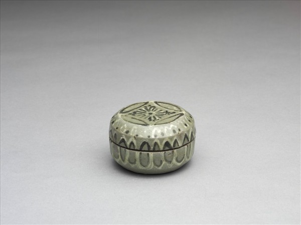 韓國 高麗時代 青瓷鐵繪堆花菊紋盒