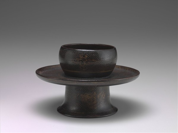 黑漆戧金雲鳳紋盞托