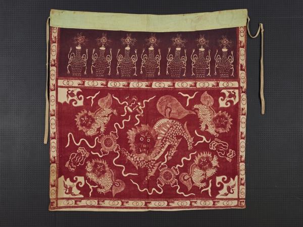 印尼 紅地獅戲毬紋桌帷