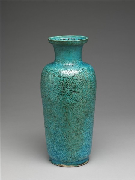 孔雀藍釉刻花纏枝番蓮紋瓶