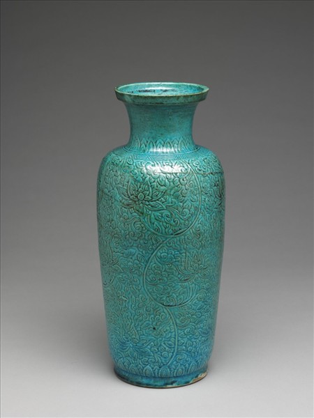 孔雀藍釉刻花纏枝番蓮紋瓶