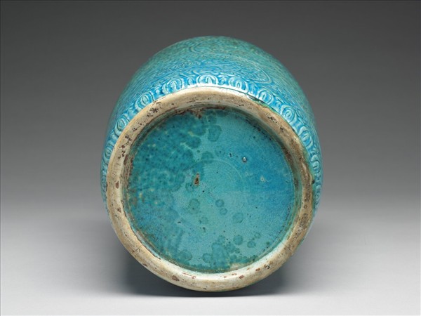 孔雀藍釉刻花纏枝番蓮紋瓶