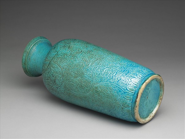 孔雀藍釉刻花纏枝番蓮紋瓶