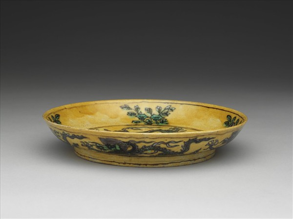 素三彩黃地花果龍紋盤