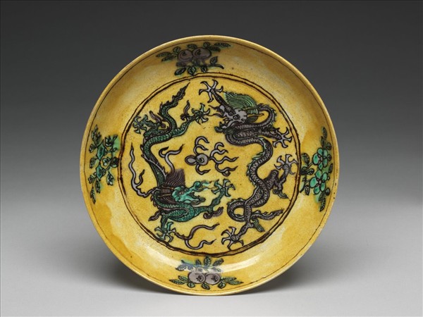 素三彩黃地花果龍紋盤