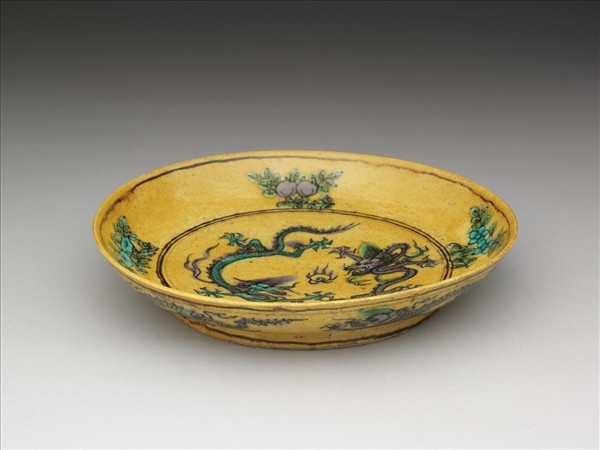 素三彩黃地花果龍紋盤